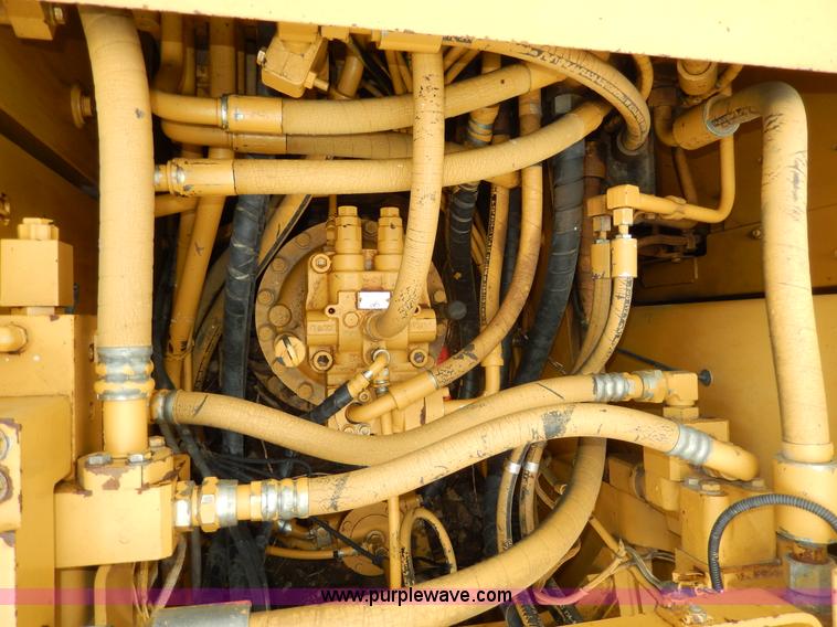 image for item D8166 2004 Caterpillar 320CL excavator