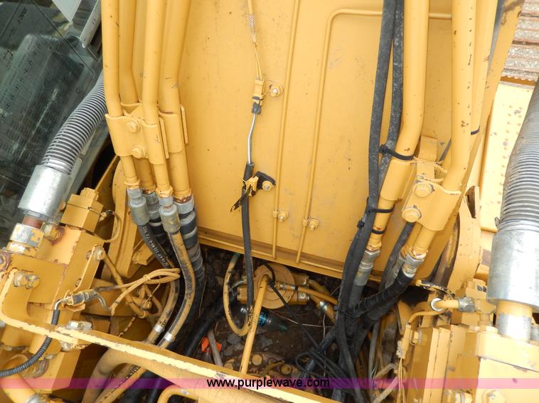 image for item D8166 2004 Caterpillar 320CL excavator
