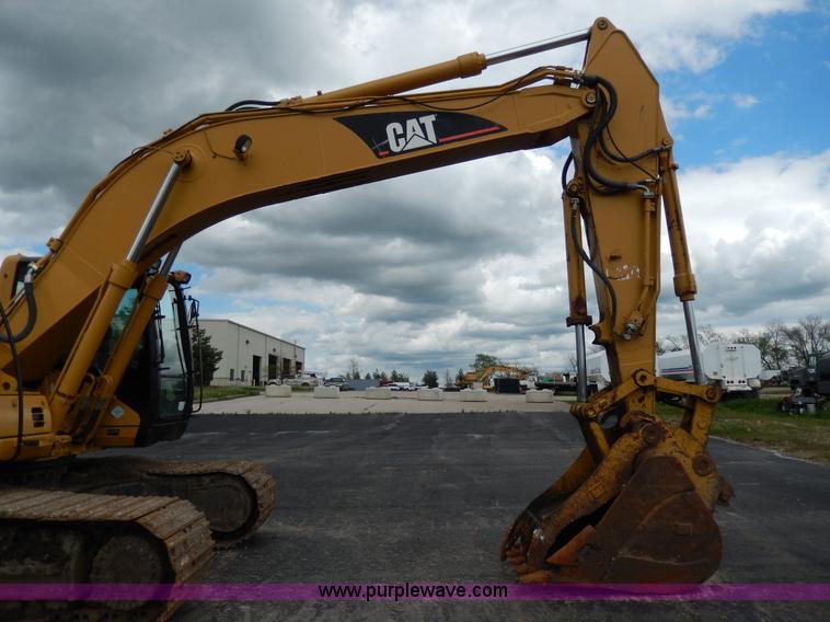 image for item D8166 2004 Caterpillar 320CL excavator