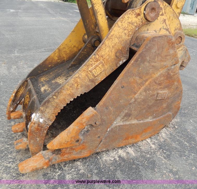 image for item D8166 2004 Caterpillar 320CL excavator