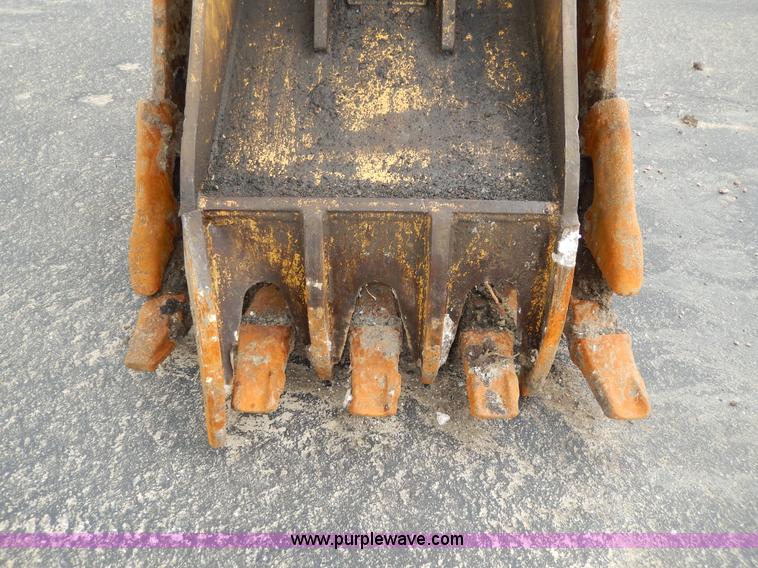 image for item D8166 2004 Caterpillar 320CL excavator