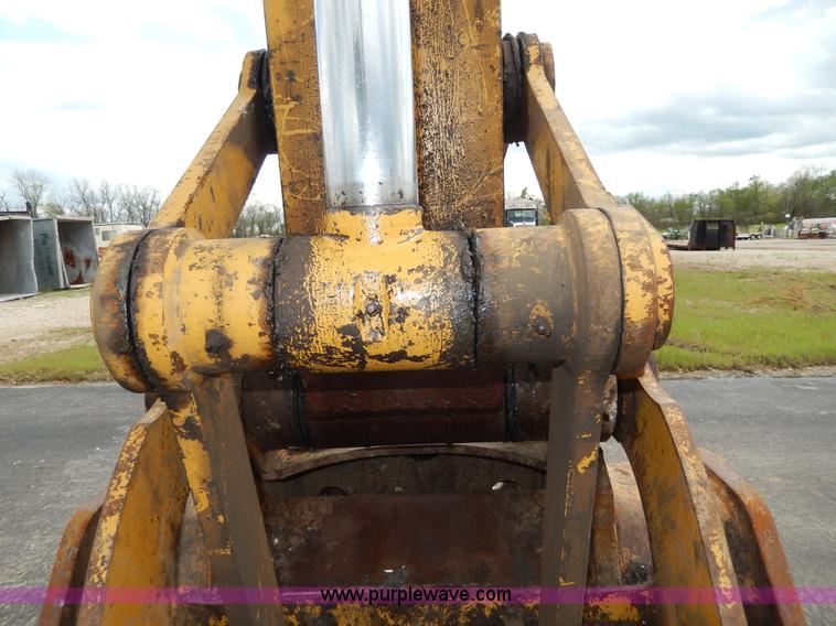 image for item D8166 2004 Caterpillar 320CL excavator