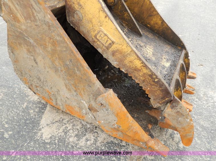 image for item D8166 2004 Caterpillar 320CL excavator