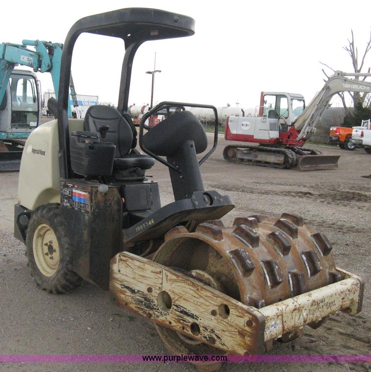 image for item E3432 2008 Ingersoll Rand SD25 TF articulated compactor