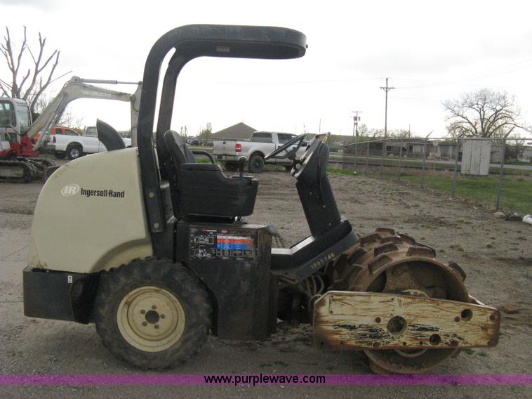 image for item E3432 2008 Ingersoll Rand SD25 TF articulated compactor