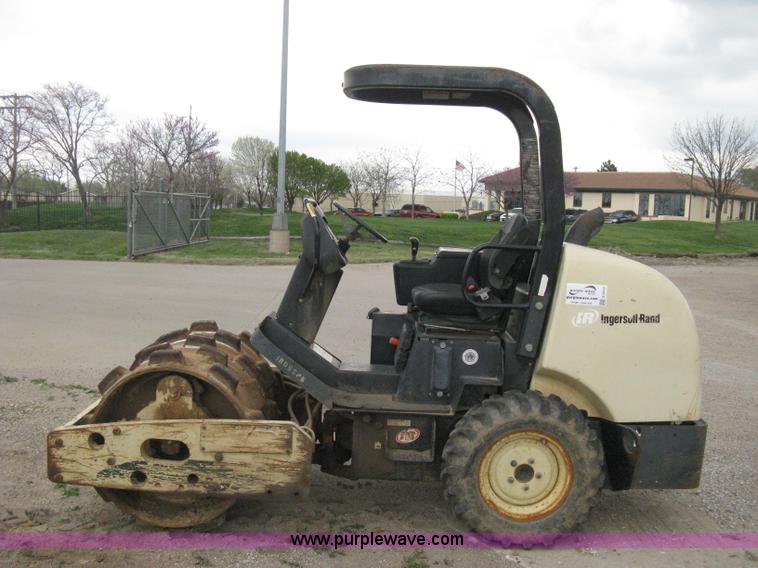 image for item E3432 2008 Ingersoll Rand SD25 TF articulated compactor