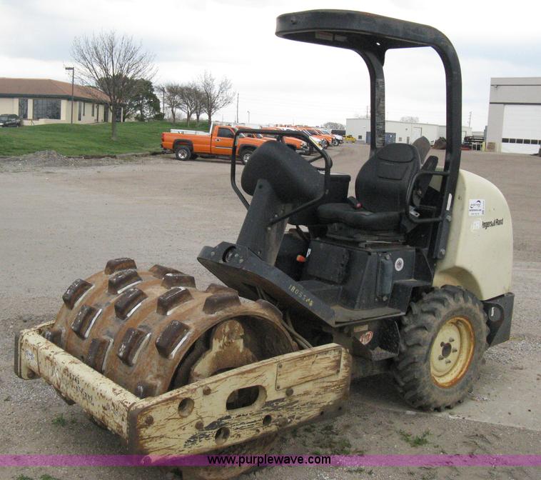 image for item E3432 2008 Ingersoll Rand SD25 TF articulated compactor