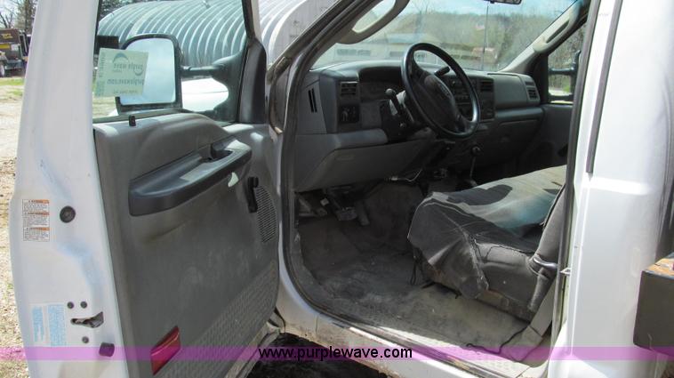 image for item E3905 2003 Ford F550 dump bed truck