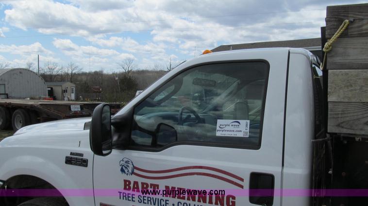 image for item E3907 2004 Ford F550 dump bed truck