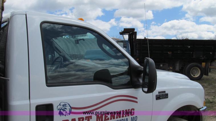 image for item E3907 2004 Ford F550 dump bed truck