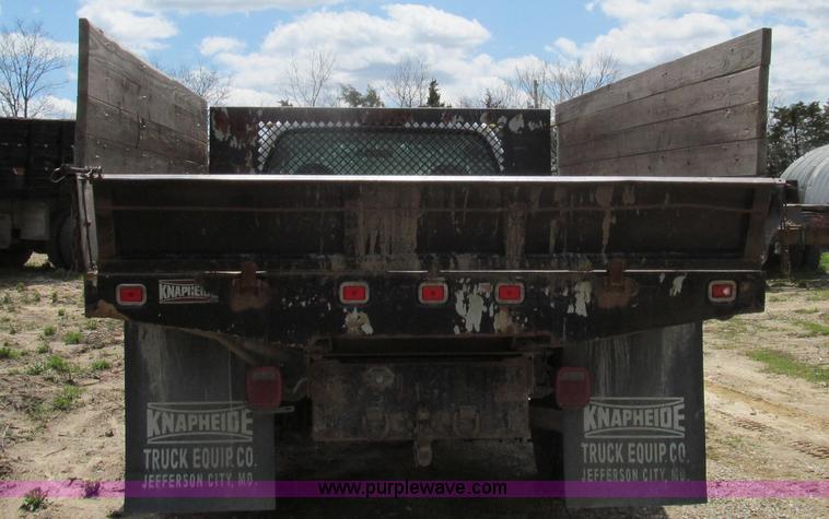 image for item E3907 2004 Ford F550 dump bed truck
