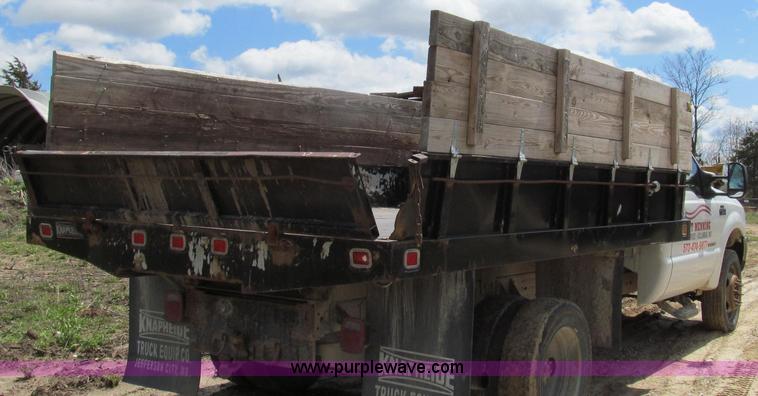 image for item E3907 2004 Ford F550 dump bed truck