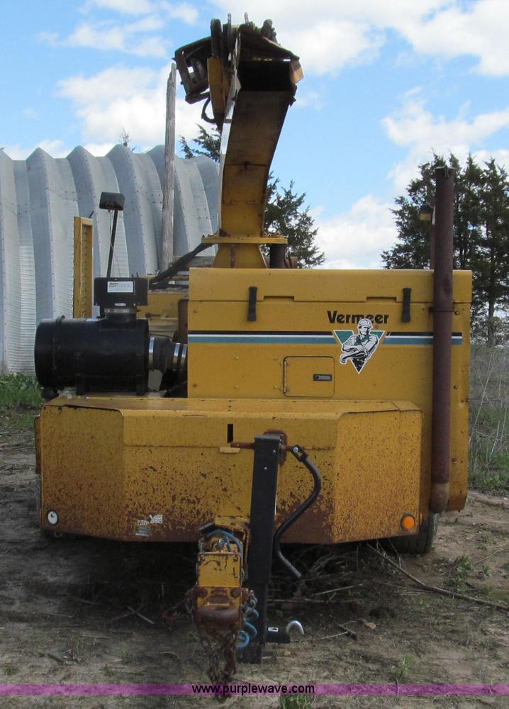 image for item E3908 2000 Vermeer BC2000 tree chipper
