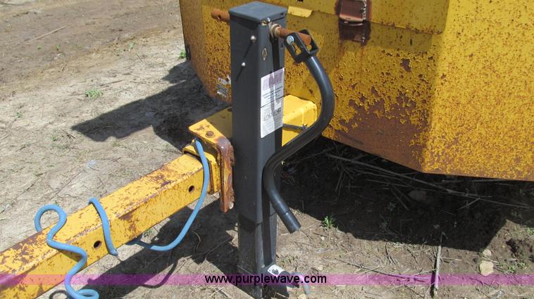 image for item E3908 2000 Vermeer BC2000 tree chipper