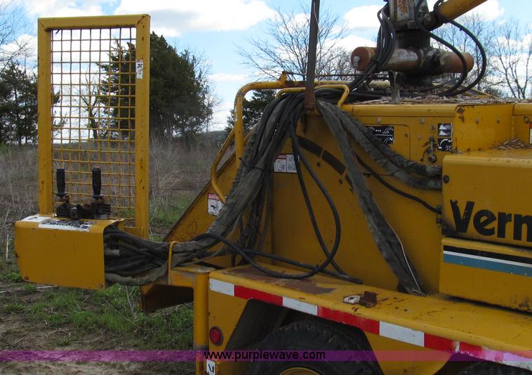 image for item E3908 2000 Vermeer BC2000 tree chipper