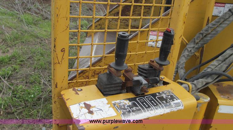 image for item E3908 2000 Vermeer BC2000 tree chipper