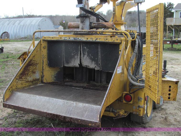 image for item E3908 2000 Vermeer BC2000 tree chipper