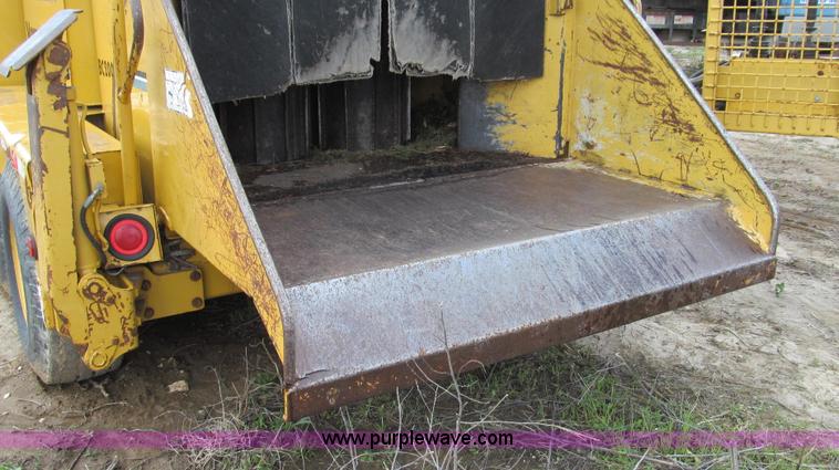 image for item E3908 2000 Vermeer BC2000 tree chipper