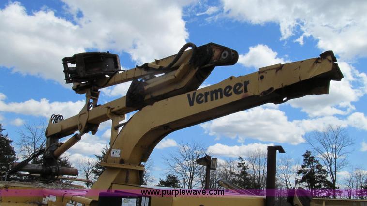image for item E3908 2000 Vermeer BC2000 tree chipper