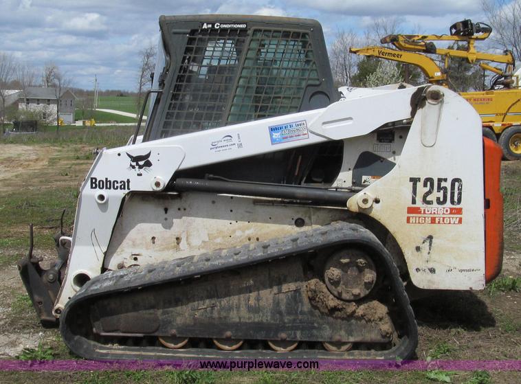 image for item E3909 2003 Bobcat T250 skid steer