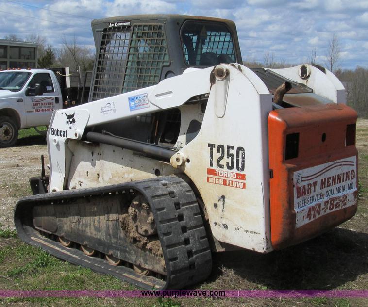 image for item E3909 2003 Bobcat T250 skid steer