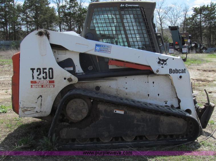 image for item E3909 2003 Bobcat T250 skid steer