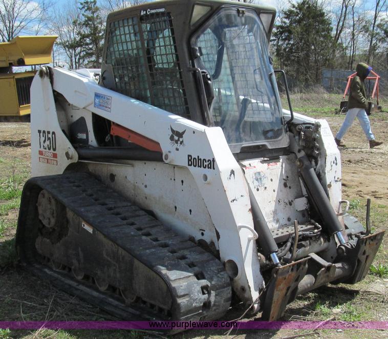 image for item E3909 2003 Bobcat T250 skid steer