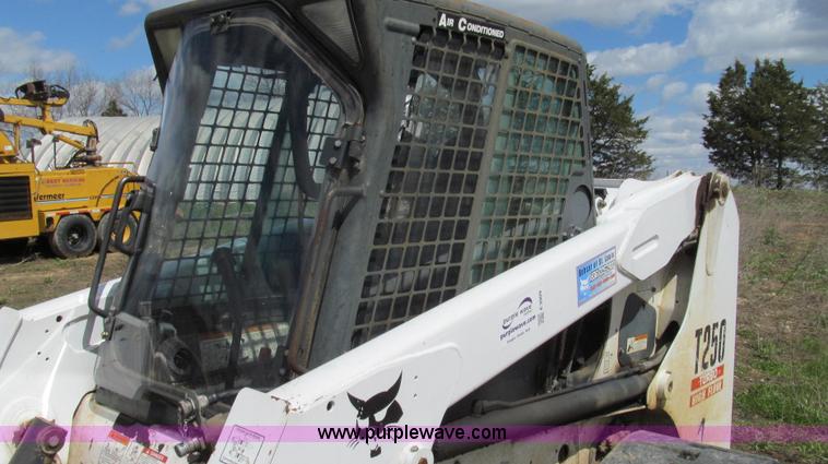 image for item E3909 2003 Bobcat T250 skid steer