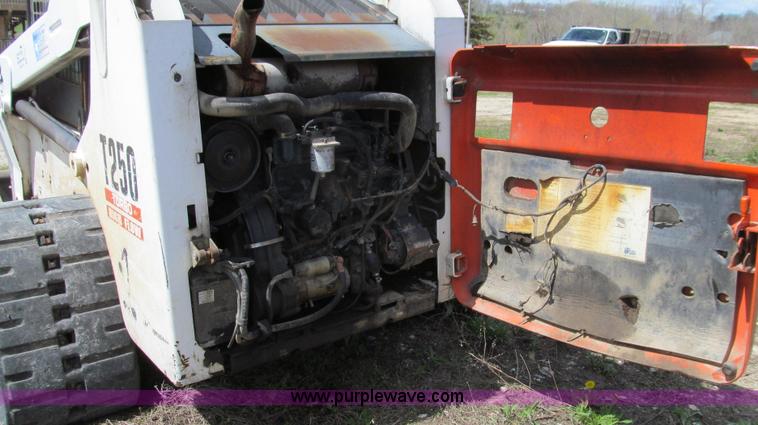 image for item E3909 2003 Bobcat T250 skid steer
