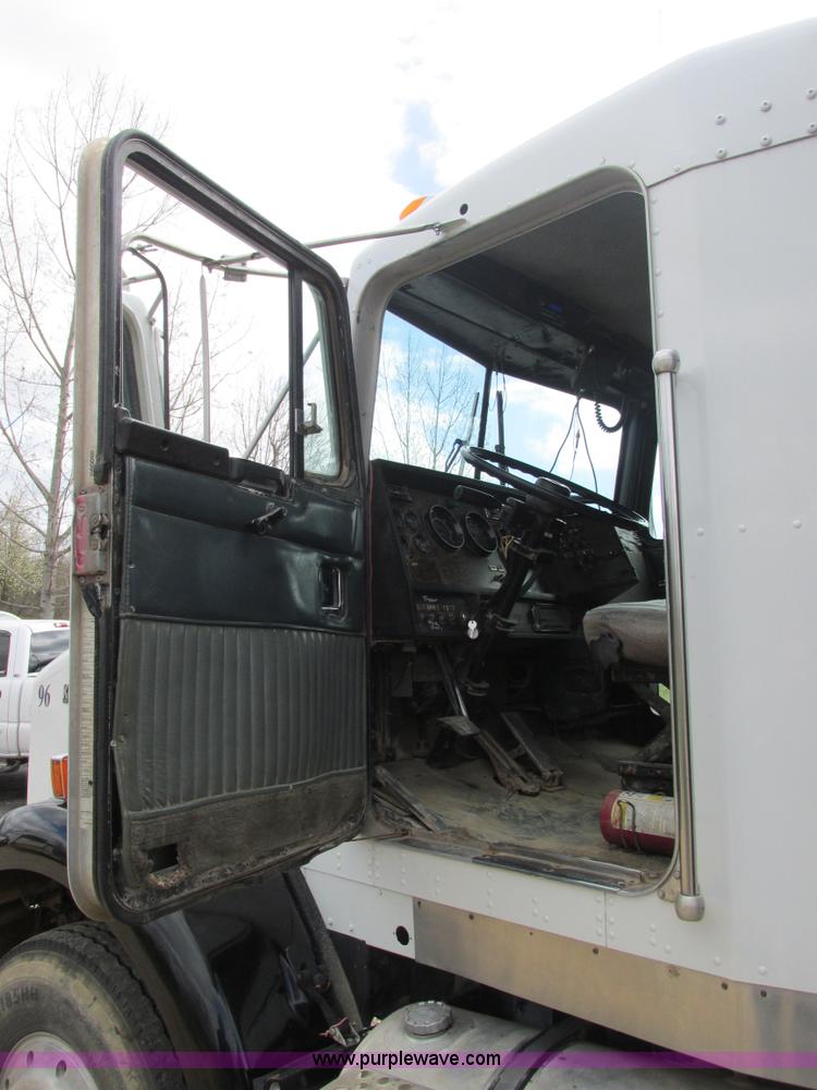 image for item E7194 1996 Kenworth T800 dump truck