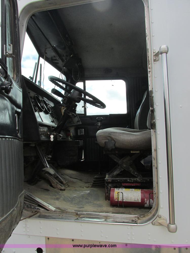 image for item E7194 1996 Kenworth T800 dump truck