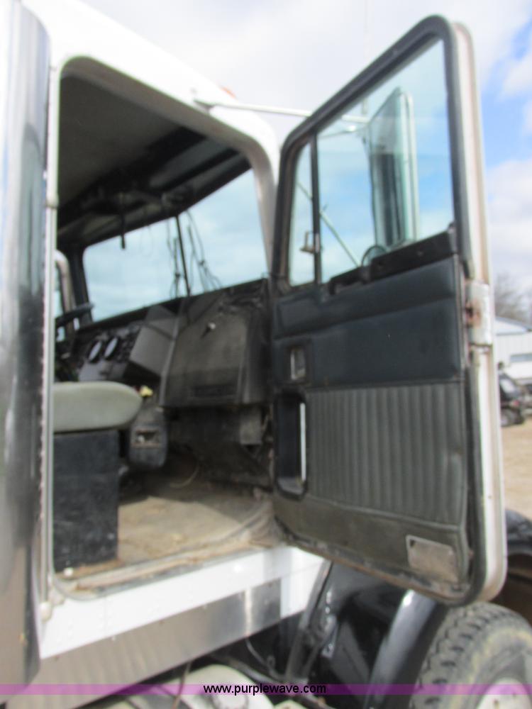 image for item E7194 1996 Kenworth T800 dump truck