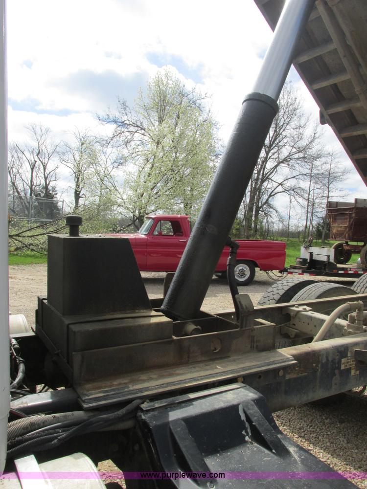 image for item E7194 1996 Kenworth T800 dump truck