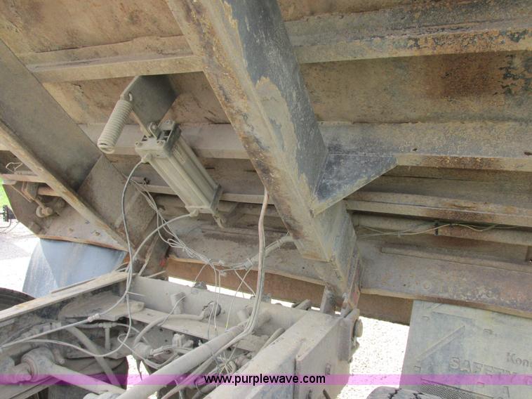 image for item E7194 1996 Kenworth T800 dump truck