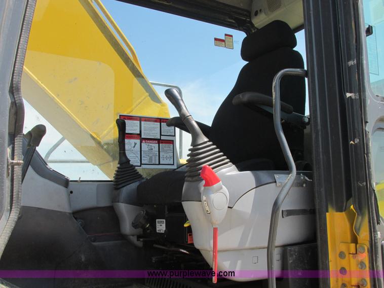 image for item E7196 2003 Komatsu PC200LC-7 excavator