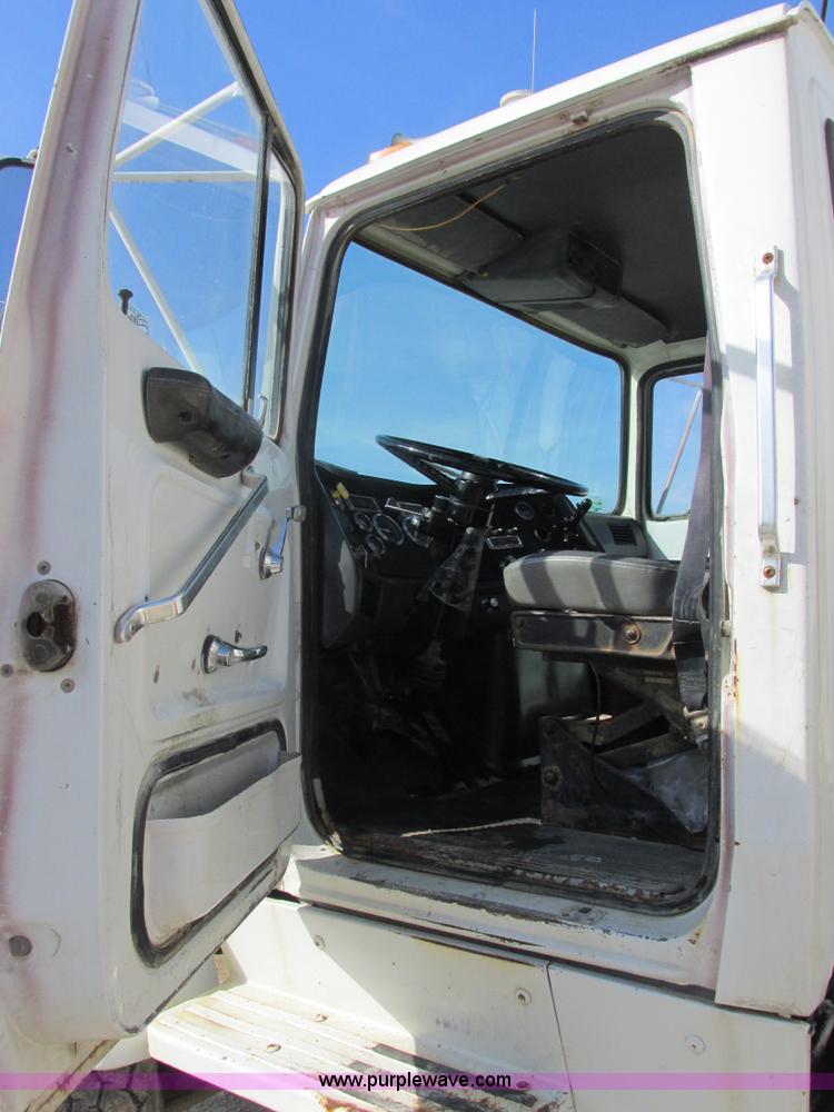 image for item E7227 1991 Ford L9000 mixer truck