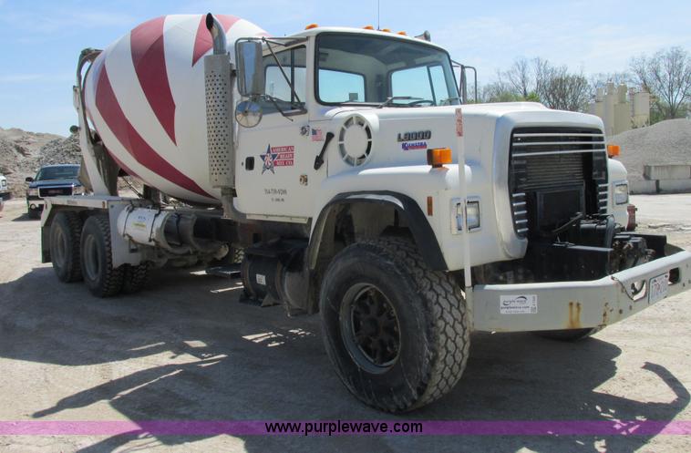 image for item E7228 1995 Ford L9000 mixer truck
