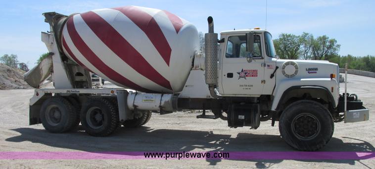 image for item E7228 1995 Ford L9000 mixer truck