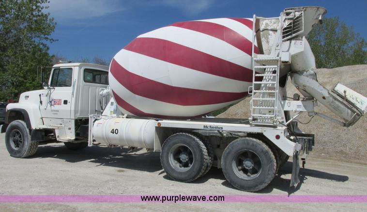 image for item E7228 1995 Ford L9000 mixer truck