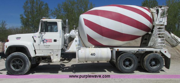 image for item E7228 1995 Ford L9000 mixer truck
