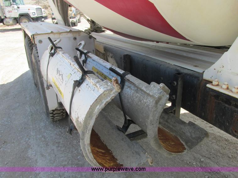 image for item E7228 1995 Ford L9000 mixer truck