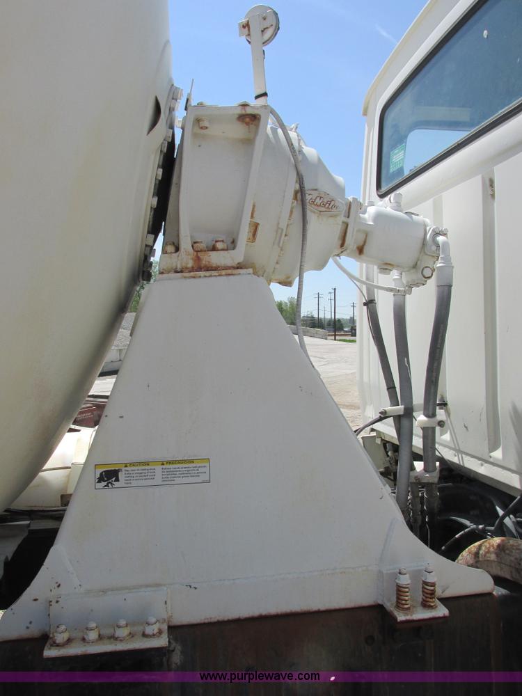 image for item E7228 1995 Ford L9000 mixer truck