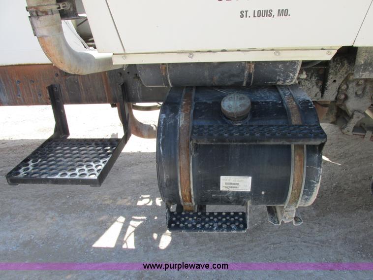 image for item E7228 1995 Ford L9000 mixer truck