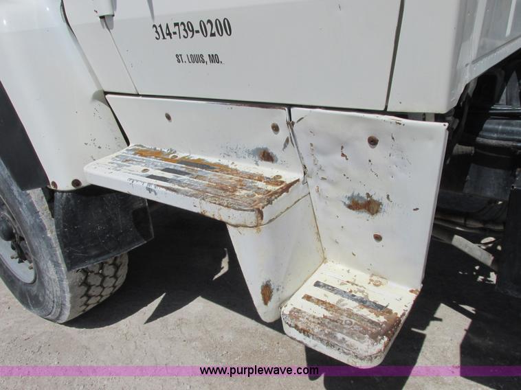 image for item E7228 1995 Ford L9000 mixer truck