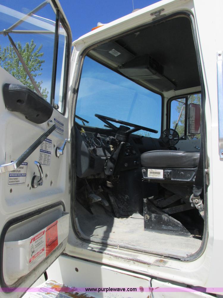 image for item E7228 1995 Ford L9000 mixer truck