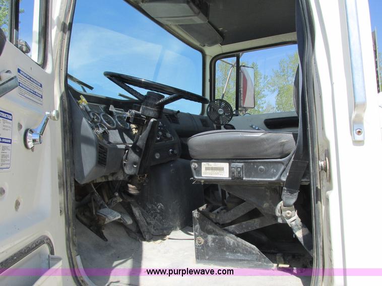 image for item E7228 1995 Ford L9000 mixer truck