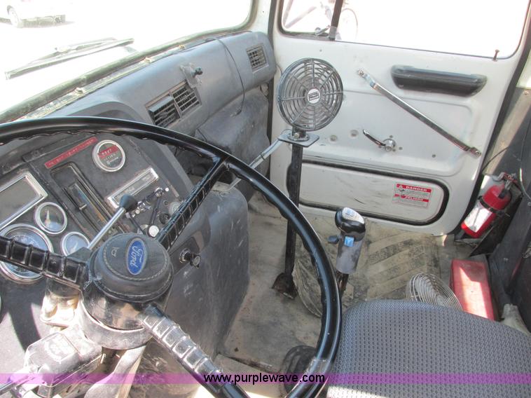 image for item E7228 1995 Ford L9000 mixer truck