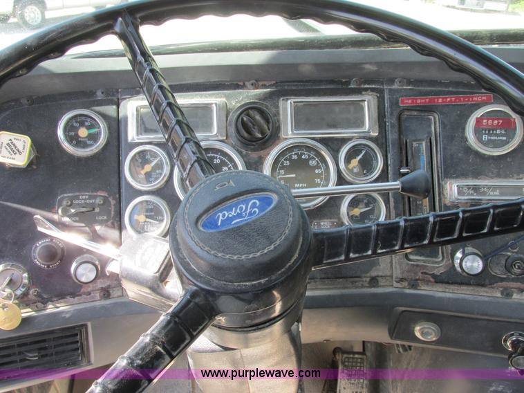 image for item E7228 1995 Ford L9000 mixer truck