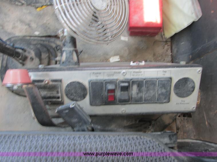 image for item E7228 1995 Ford L9000 mixer truck