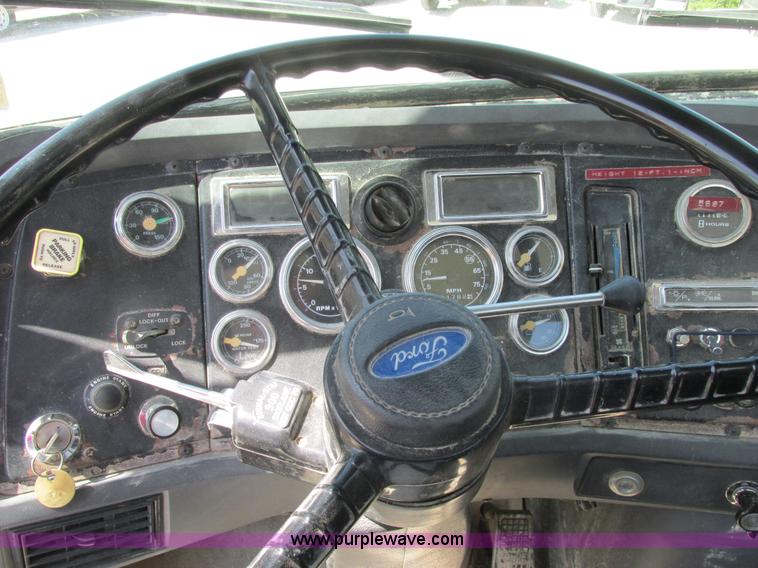 image for item E7228 1995 Ford L9000 mixer truck